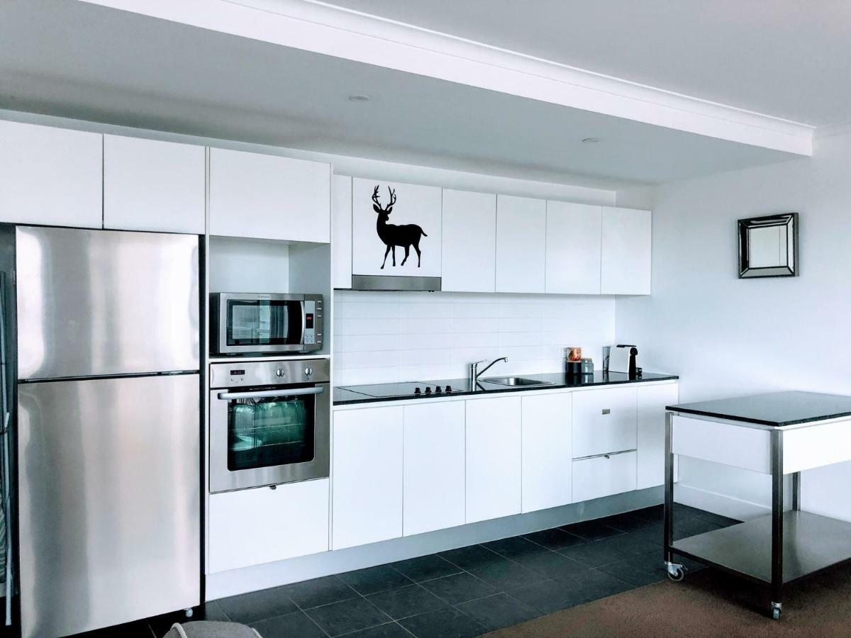 Staying Places - The Avenue Canberra Room photo